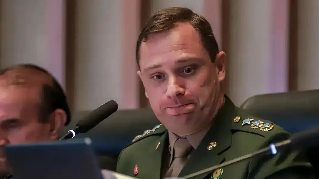 Mauro Cid e o Manual dos Criminosos de Guerra: Por Que “Seguir Ordens” Não Absolve Golpistas