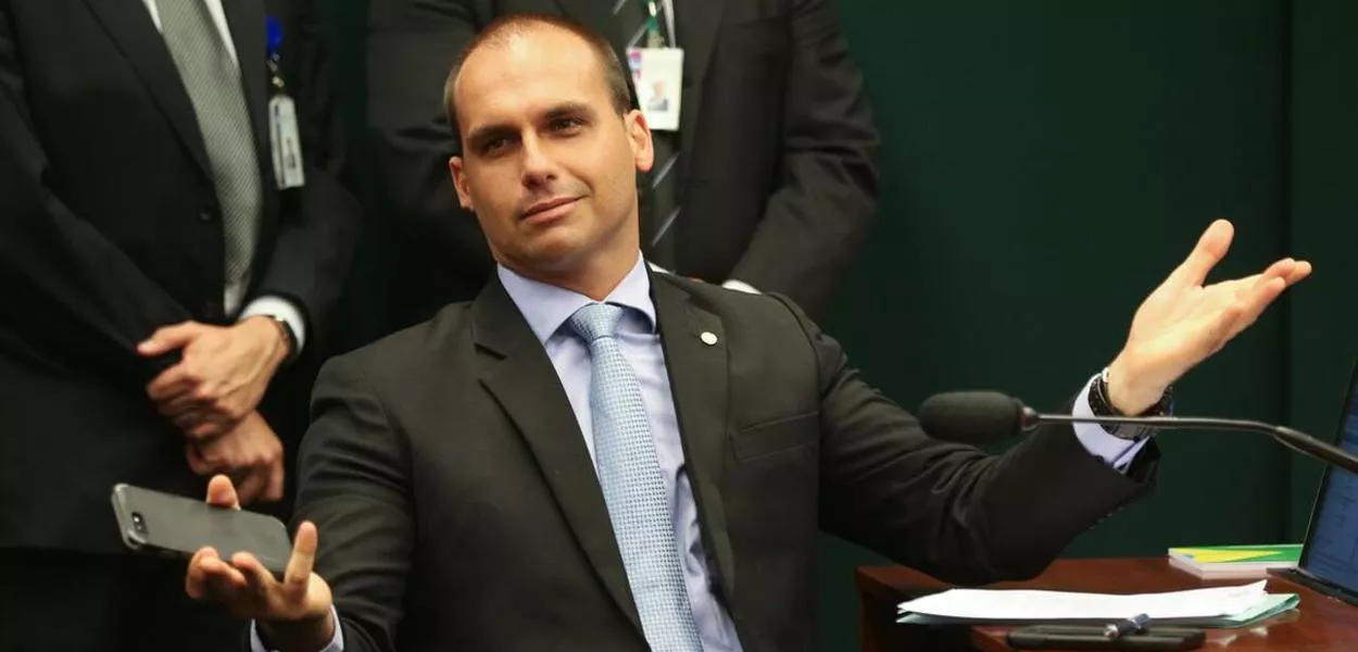 Eduardo Bolsonaro e a Corrida Presidencial de 2026: Um Tiro no Pé do Bolsonarismo?