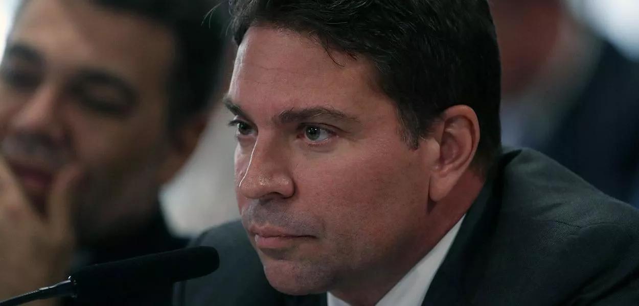 STF Restringe Decisão da Câmara e Mantém Processo Contra Ramagem e Bolsonaro por Golpe de Estado