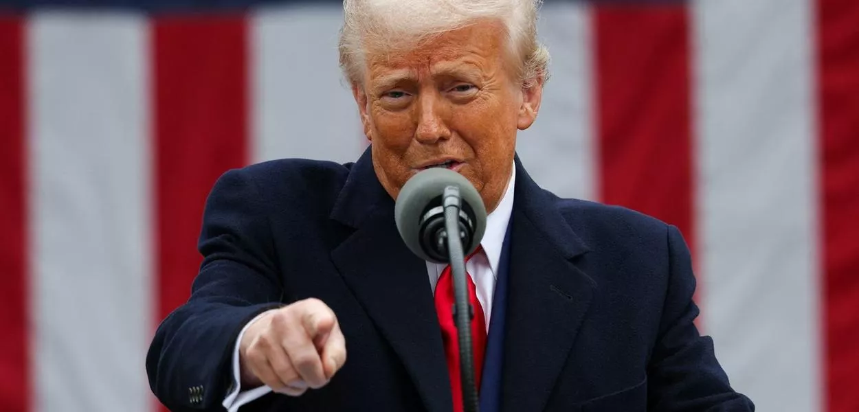 Trump ameaça Apple com tarifa de 25% se iPhones não forem fabricados nos EUA