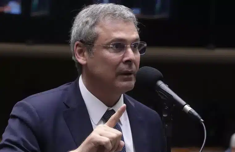 Cassação de Eduardo Bolsonaro é solicitada por Lindbergh Farias