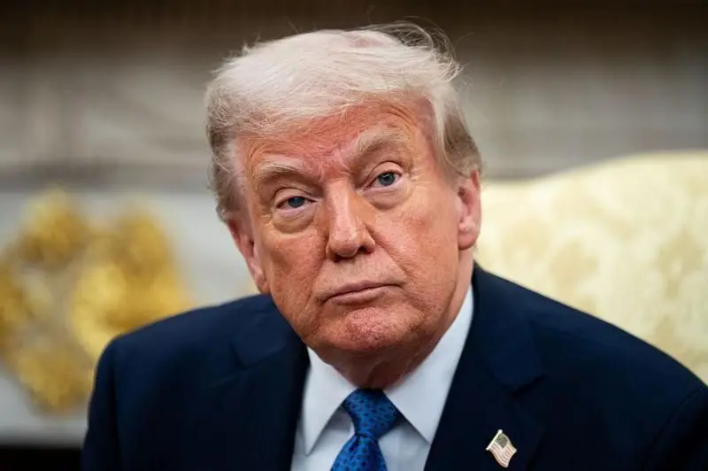 Trump em Jogo Duplo: Tenta Reatar com China Enquanto Mantém Tarifas que Estrangulam a Economia Global