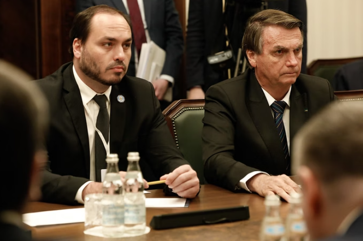 Carlos Bolsonaro assume controle da comunicação de Jair Bolsonaro após demissão de Wajngarten