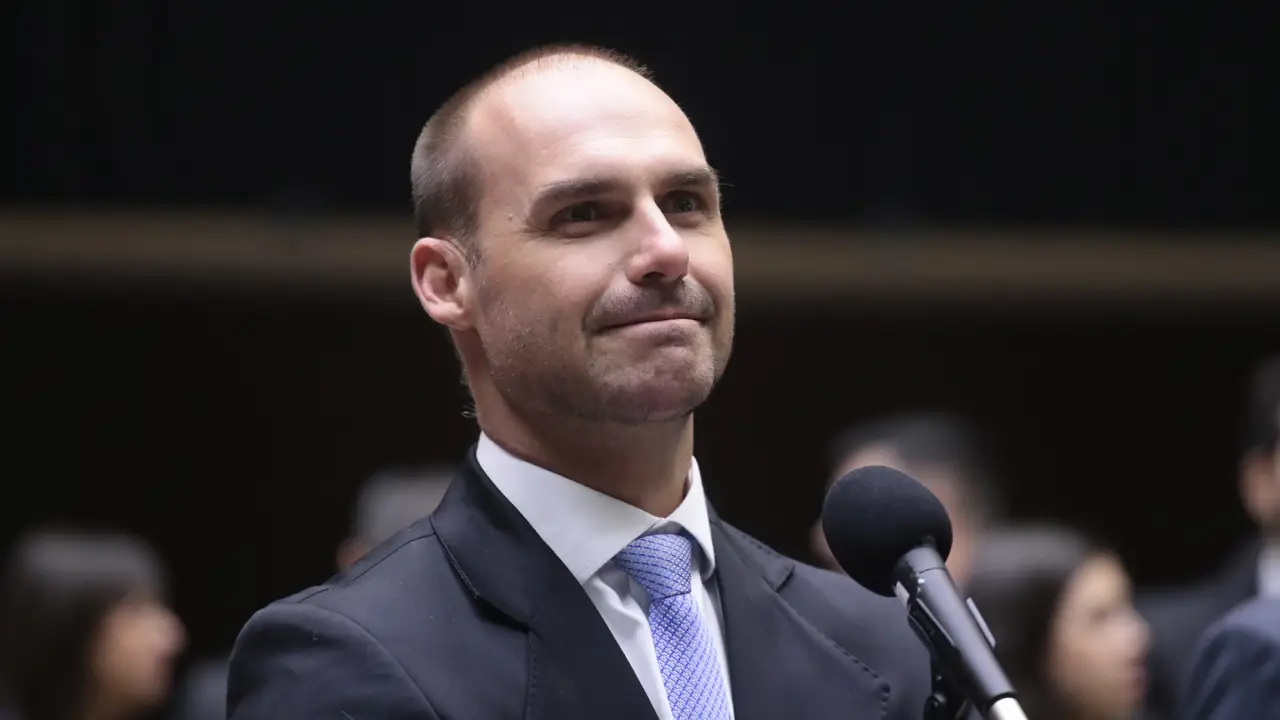 Mesmo licenciado, Eduardo Bolsonaro gasta verba de gabinete no limite