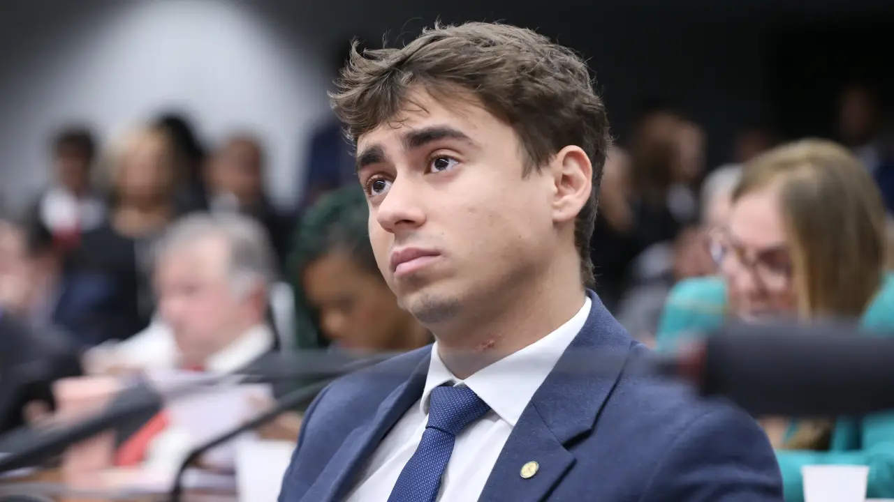 Nikolas Ferreira aplaude sanções dos EUA contra estudantes brasileiros: um gesto de submissão que envergonha a soberania nacional