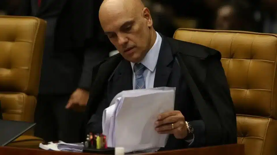 Moraes no Centro da Trama Golpista: STF Analisa Depoimentos que Ligam Bolsonaro a Crimes de 8 de Janeiro