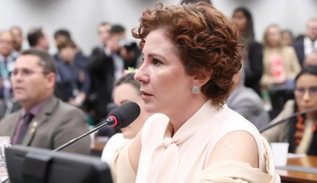 Após condenação de Zambelli, bolsonarismo reage com histeria e tenta vitimizar golpista