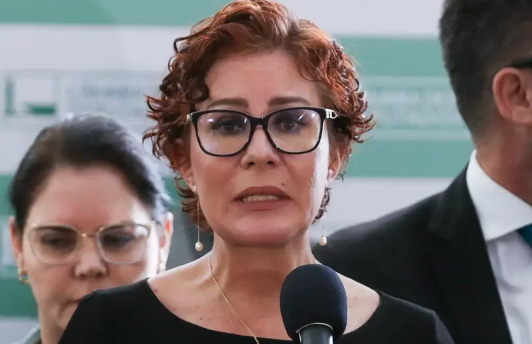 Moraes nega recurso e mantém execução da condenação de Carla Zambelli