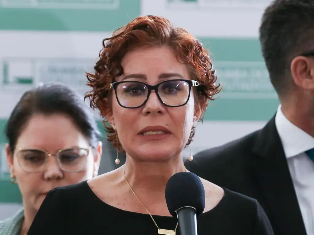 Moraes nega recurso e mantém execução da condenação de Carla Zambelli