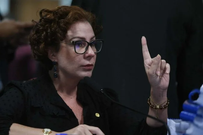 Fuga de Zambelli: STF avalia prisão preventiva e inclusão na lista da Interpol