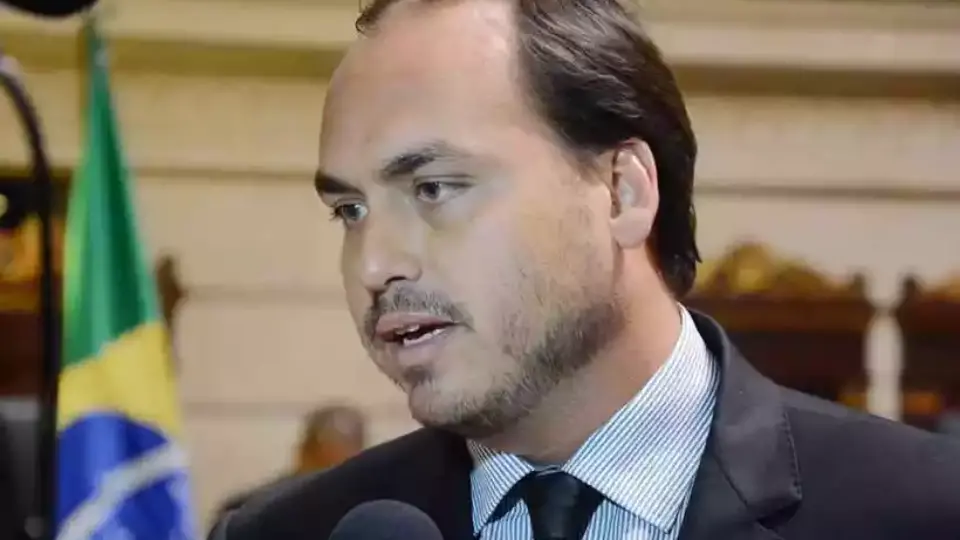 Jair Bolsonaro mira Carlos no Senado de SC: blindagem política e ataque à democracia