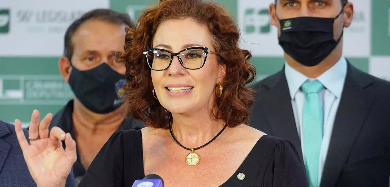 Carla Zambelli entra na Itália horas antes de ser incluída na lista vermelha da Interpol