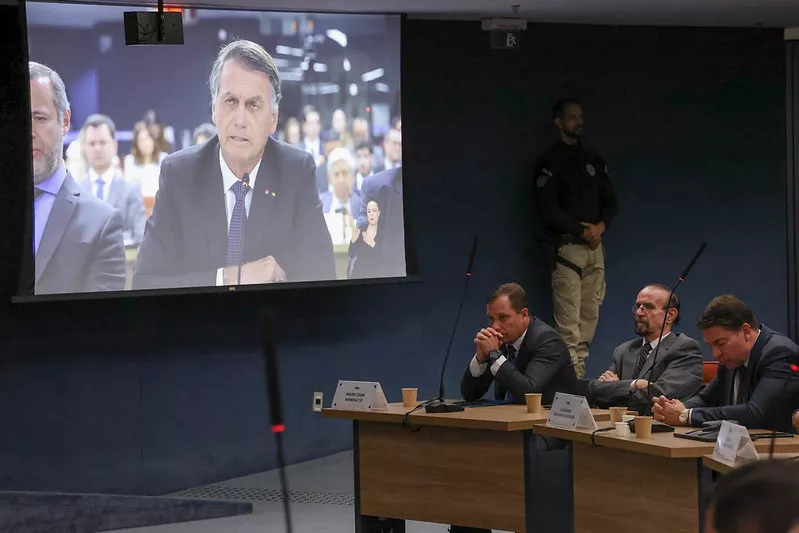 Bolsonaro nega ter pressionado ministro por relatório sobre urnas