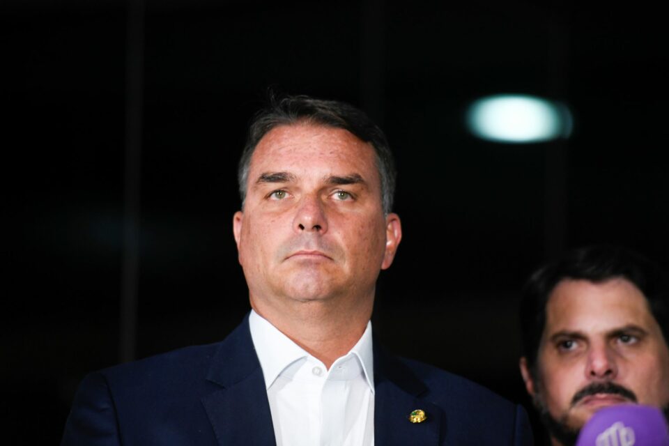 “Tese lunática”: Flávio Bolsonaro desautoriza denúncia da PGR contra o pai