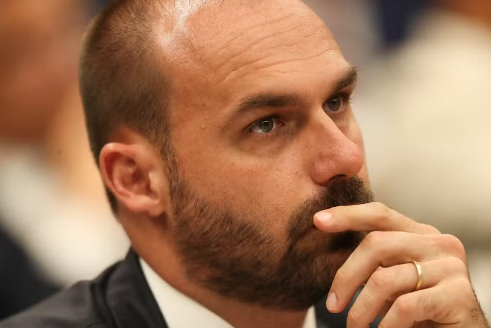 Eduardo Bolsonaro se esquiva de notificação da PF e agrava tensão institucional