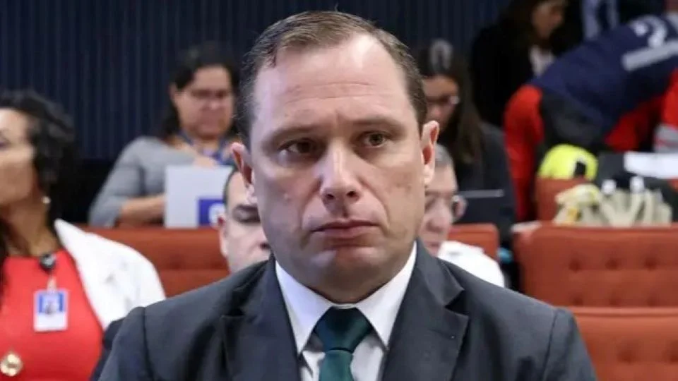 Advogado de Mauro Cid ataca PGR e diz “Dane-se o PGR”: reação extremada na defesa golpista