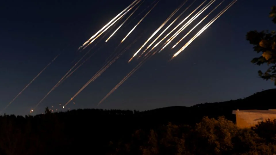 Conflito Israel–Irã se agrava no 4º dia com dezenas de mortos e alvos civis e nucleares