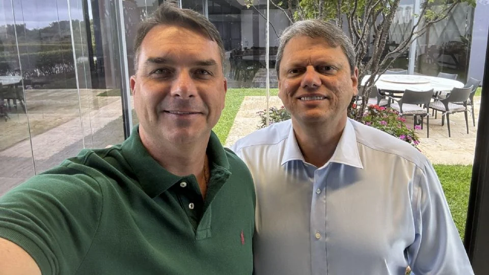Flávio Bolsonaro sinaliza apoio de Bolsonaro a Tarcísio como candidato anti-Lula