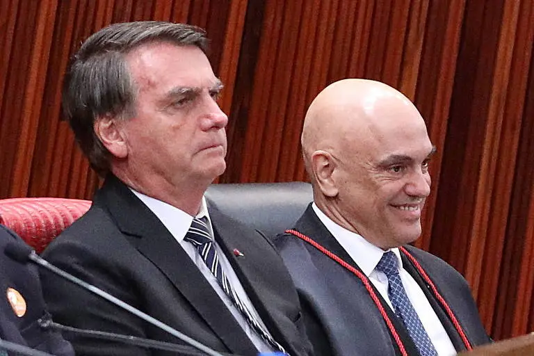 Moraes proíbe Bolsonaro de transmitir vídeos no STF durante depoimento