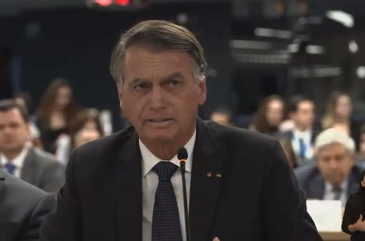 Bolsonaro chama apoiadores que pediam AI‑5 de “malucos” e reforça distância da base radical